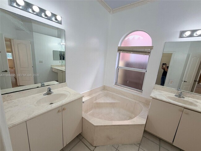 Building Photo - 4110 NE 22nd Ct