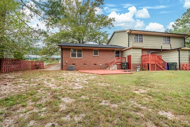 Building Photo - Renovated 2 bedroom townhome 5 miles from downtown Raleigh!