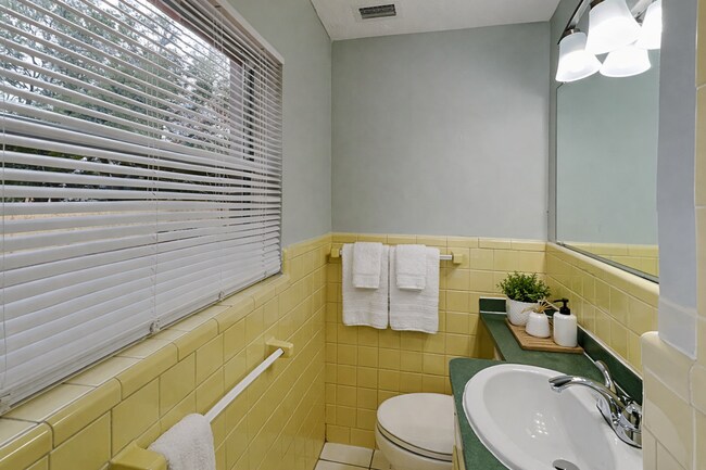 Building Photo - Updated 3 Bed, 2 Bath Home with Fenced Yard & Sunroom in Jacksonville, FL