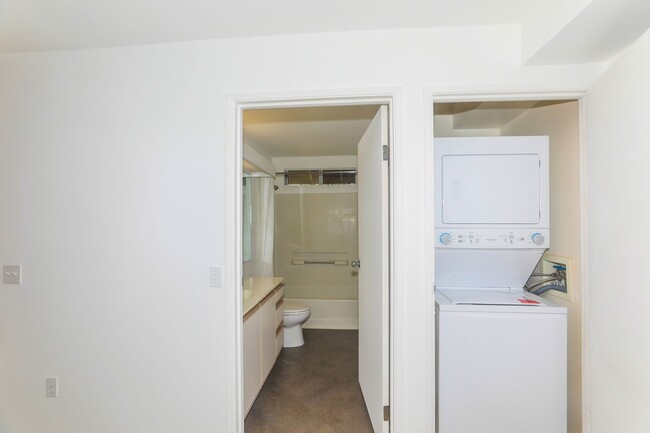 Building Photo - Northpointe - 1-bedroom corner unit locate...