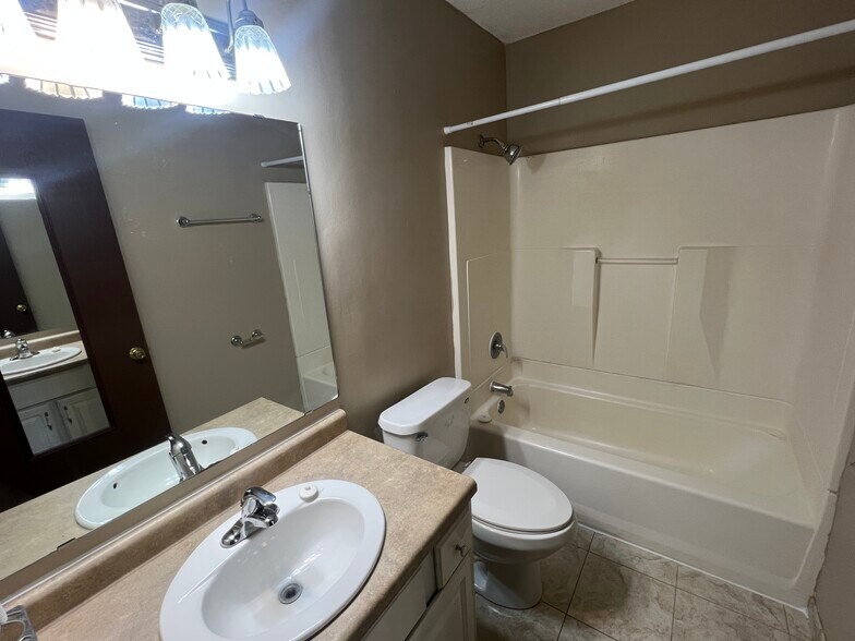 Building Photo - 2120 Valleyhigh Dr NW