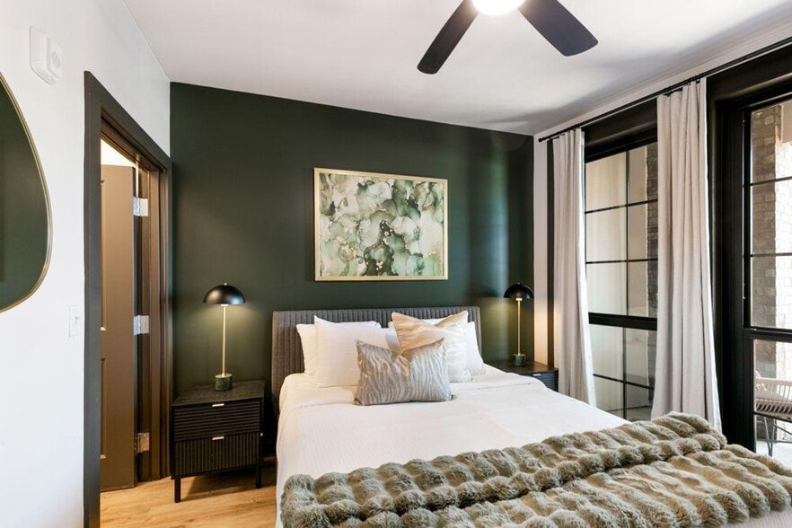 Building Photo - 611 Commerce St