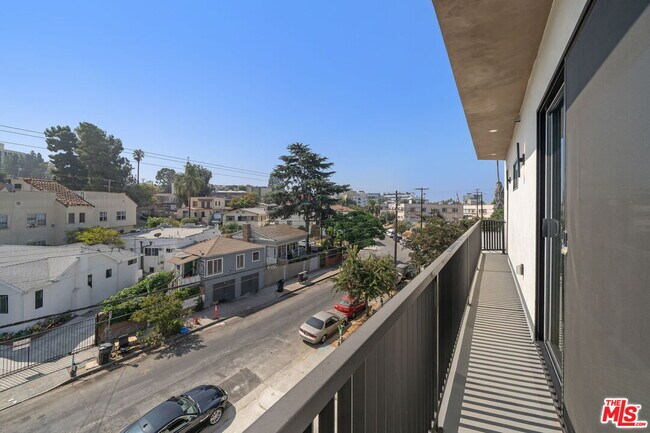 Building Photo - 257 S Park View St