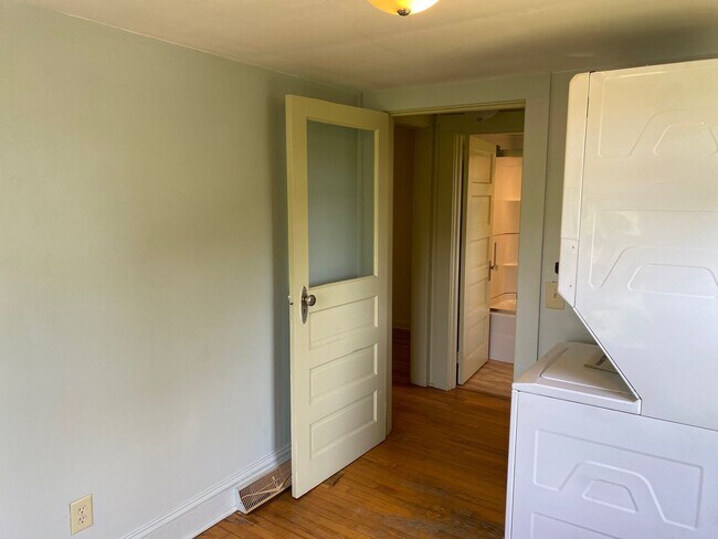 Building Photo - Woodfin - 1920's Cottage