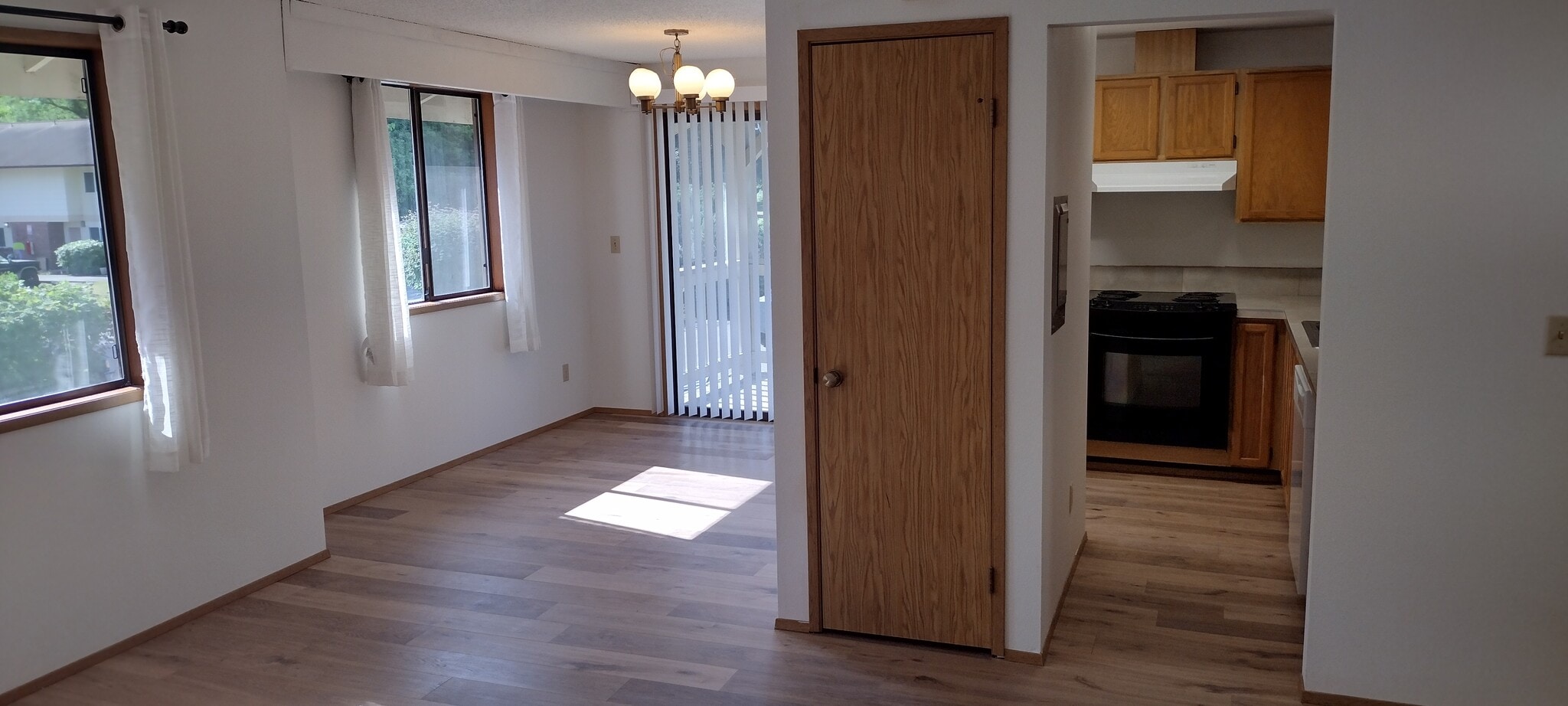 Building Photo - 423 Healy Ave S