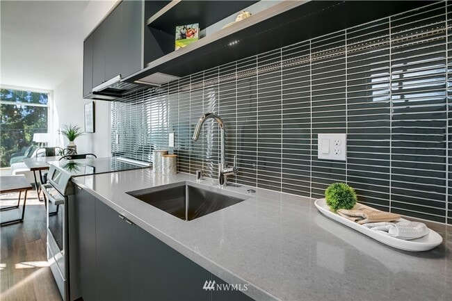 Building Photo - First Hill Modern 2-Bedroom Condo with Roo...