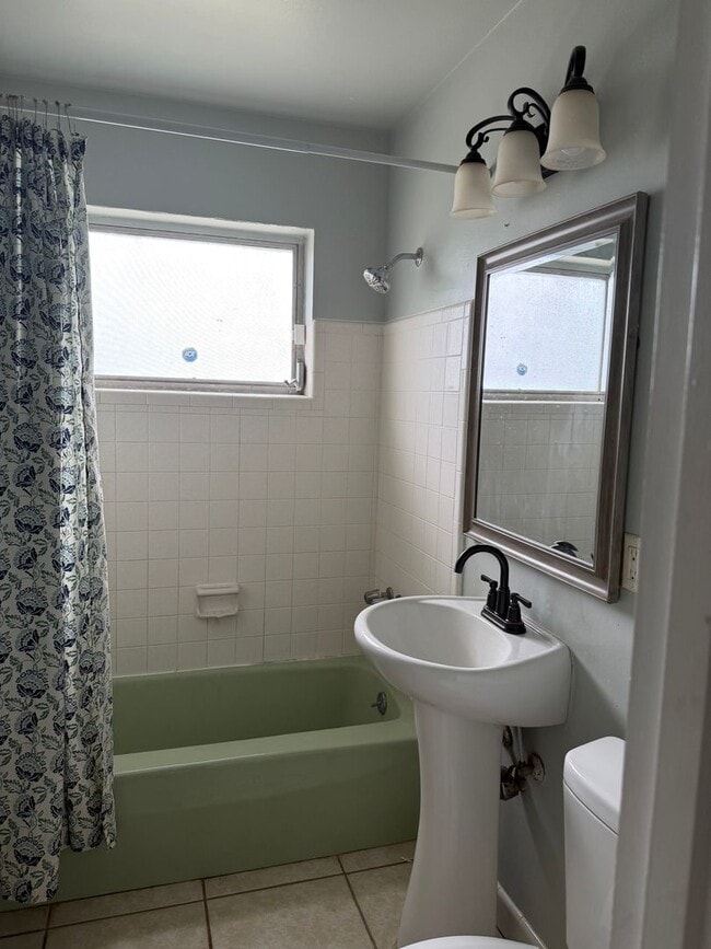 Building Photo - Three bedrooms one bath Deltona