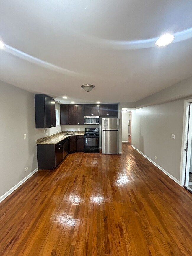 Building Photo - Sunny and Spacious 3 Bed, 2 Bath