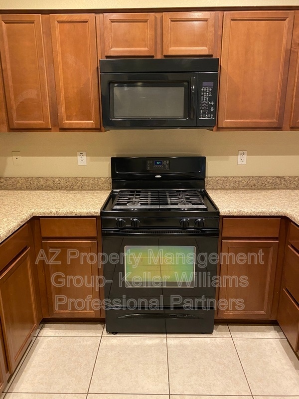 Building Photo - 812 S 178th Ln