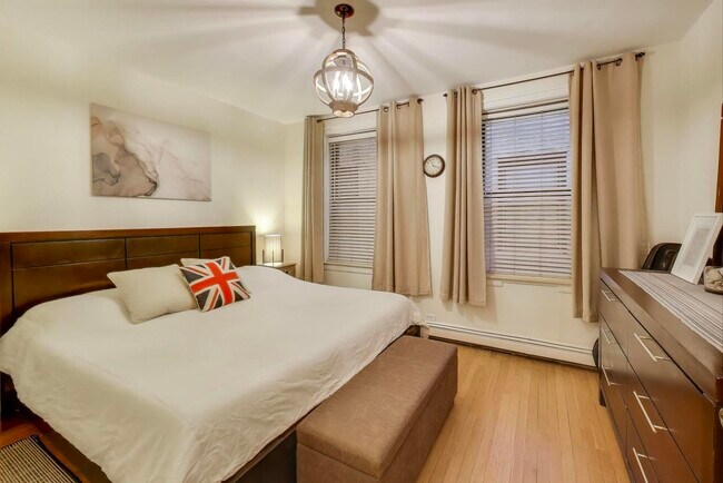 Building Photo - 636 W Waveland Ave