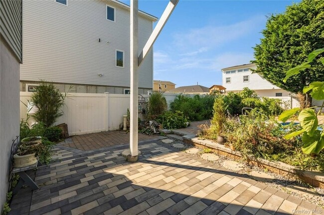 Building Photo - 869 Beach St