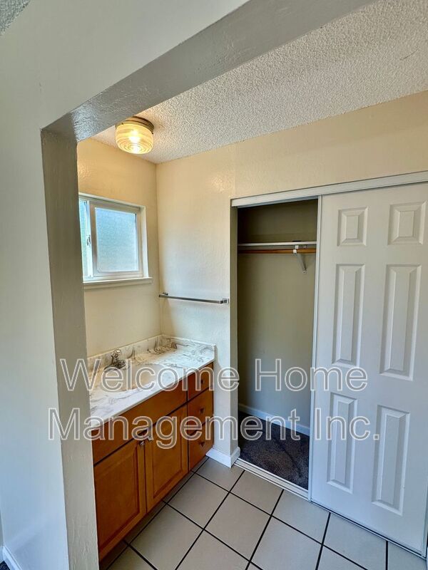 Building Photo - 2225 Hillsborough Ct