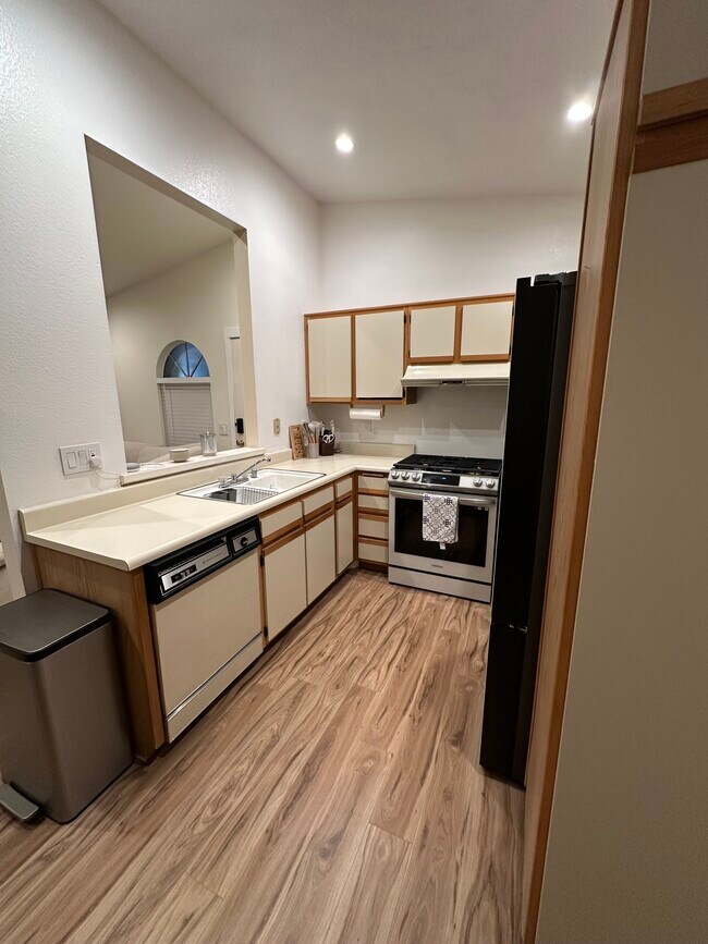 Primary Photo - 7130 Woodlake Ave