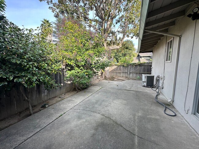 Building Photo - 3 Bedroom 2 Bathroom Duplex in Greenhaven