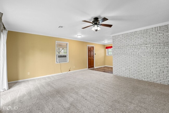 Building Photo - Check Out this 3 bed 2 bath!!