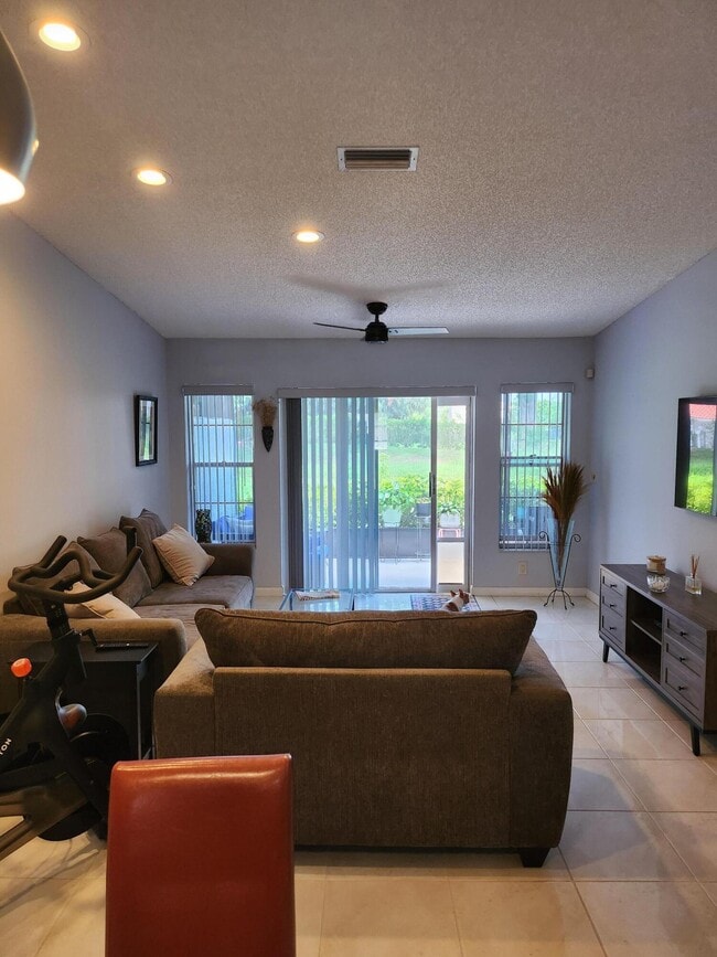Building Photo - 8951 Sunnywood Pl