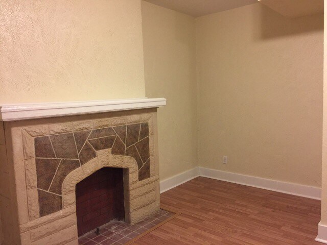 Building Photo - 915 Chartiers Ave