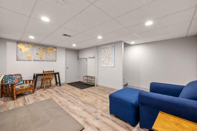 Building Photo - 348 Willow Grove Dr