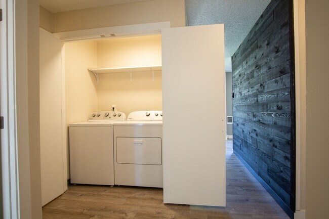Building Photo - Spacious 2 Bedroom with Stylish Updates + A/C, W/D, D/W!