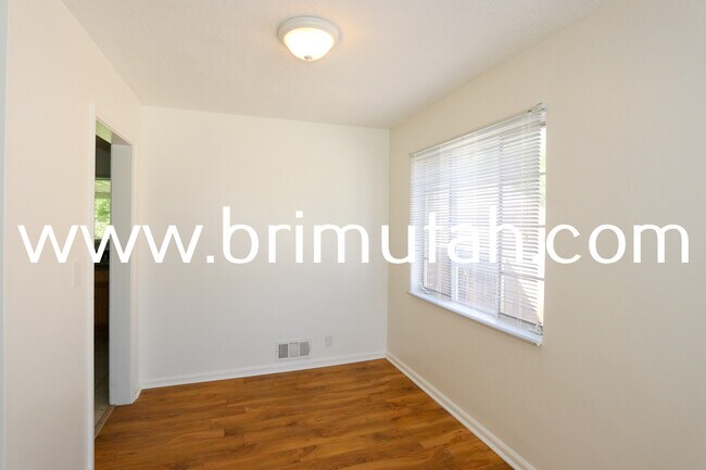Building Photo - 1239 E Ridgedale Ln