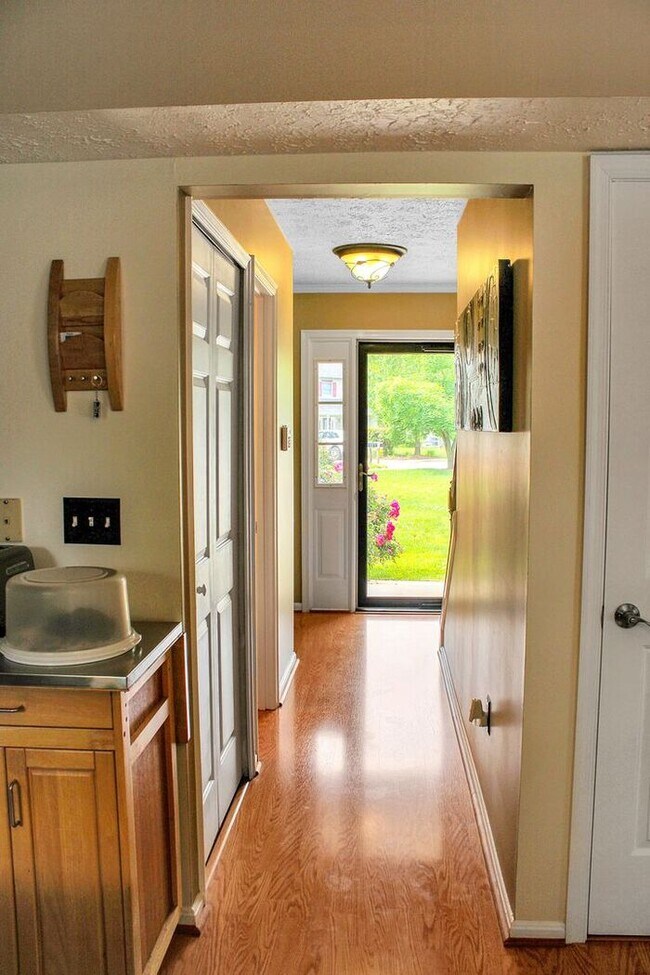 Building Photo - Charming 3-Bedroom, 2.5 Bath SFH with Fron...