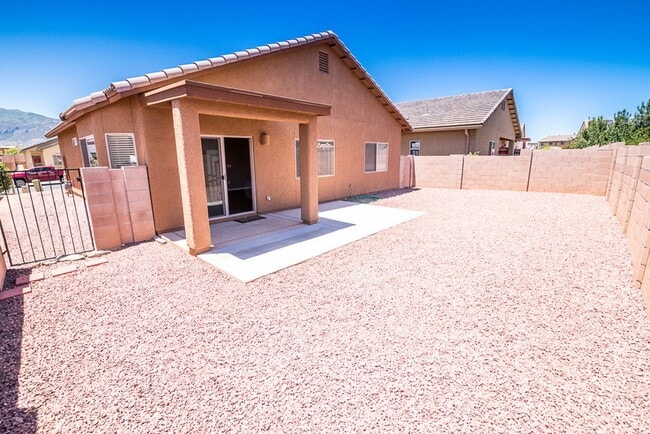 Building Photo - Great Open Floor Plan 3 Bedroom, 2 Bath, Central A/C in Holiday Subdivision!