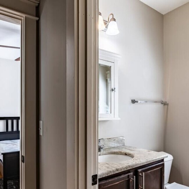 Building Photo - 1909 Convent Pl