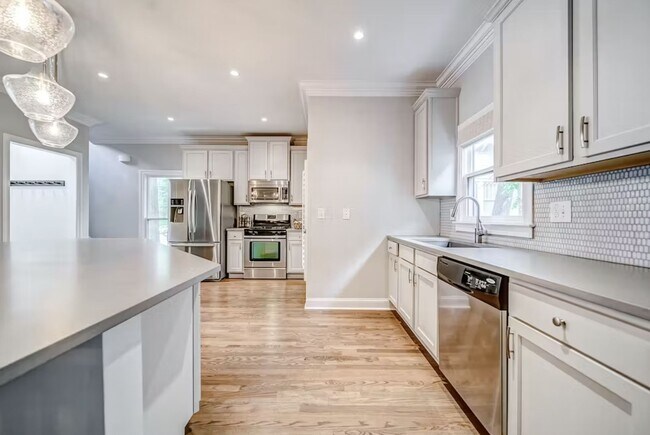 Building Photo - 739 Saint Charles Ave NE