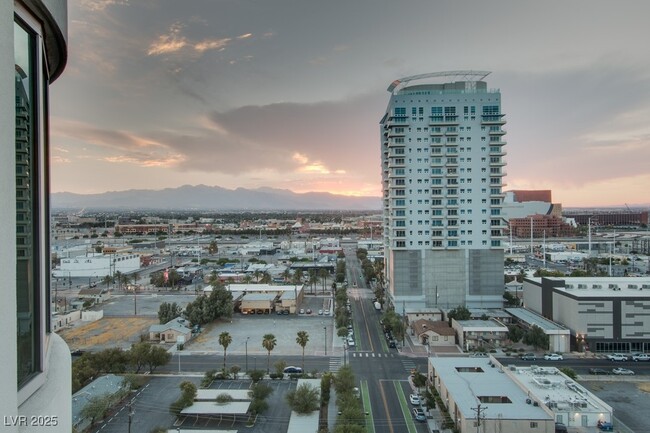 Building Photo - 900 S Las Vegas Blvd