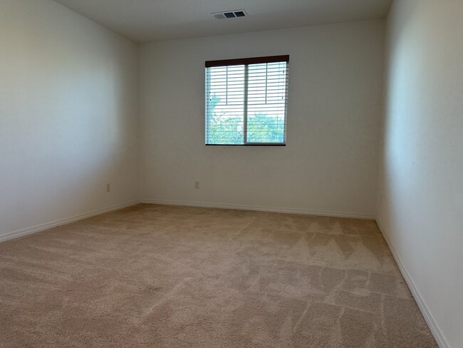 Building Photo - Spacious 4-Bedroom in Riverside with 3 Ful...