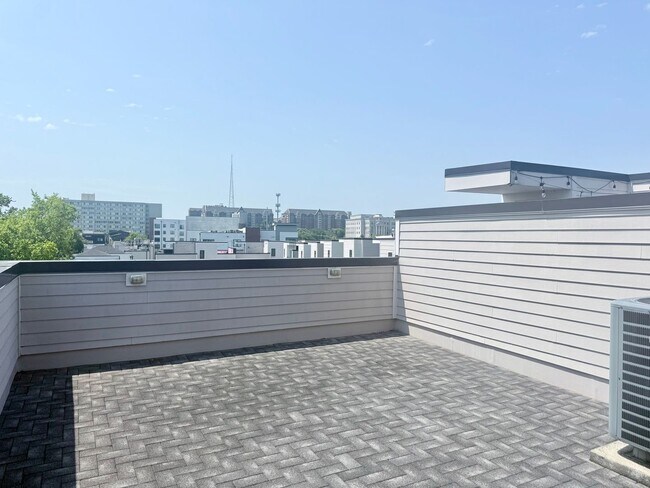 Building Photo - 3 bedroom/3.5 baths/ 12th S