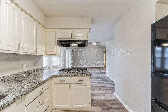 Building Photo - 700 Meadowglen Dr