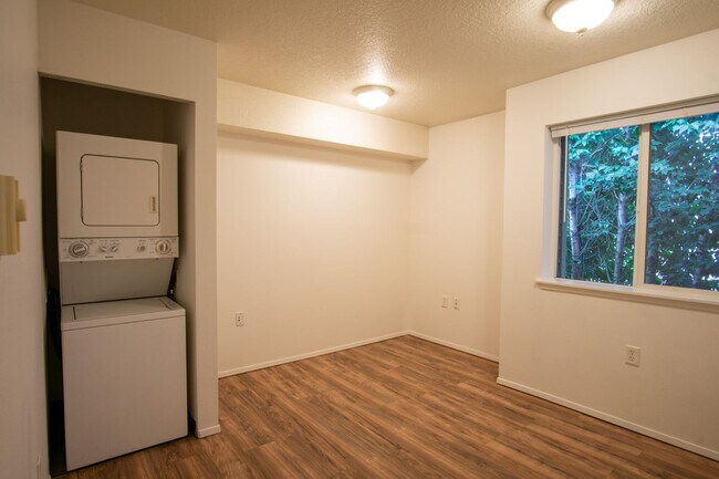 Building Photo - Top Floor 1Bdr w/Modern Appliances + Washe...