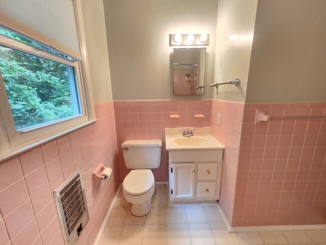 Building Photo - Great Location-Black Mountain Rental