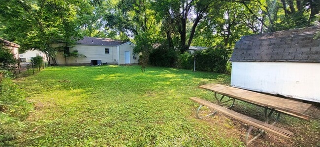 Building Photo - Adorable 3 Bedroom Home $1050!!!