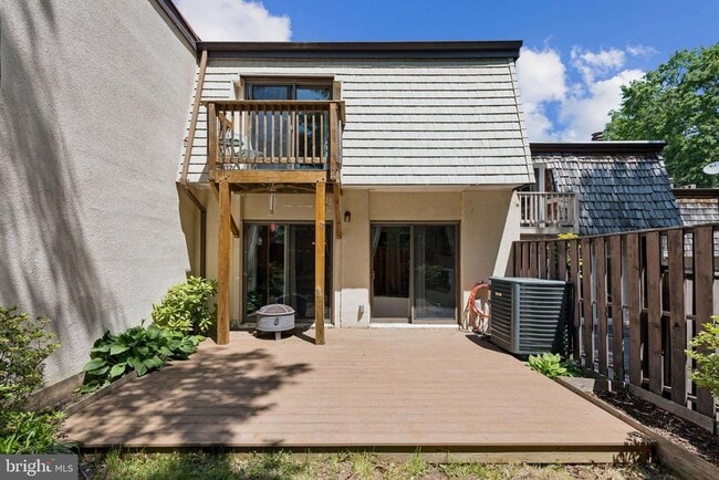 Building Photo - 1662 Valencia Way