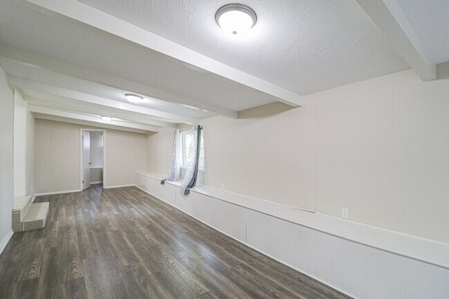 Building Photo - 3009 S Glenn Ave