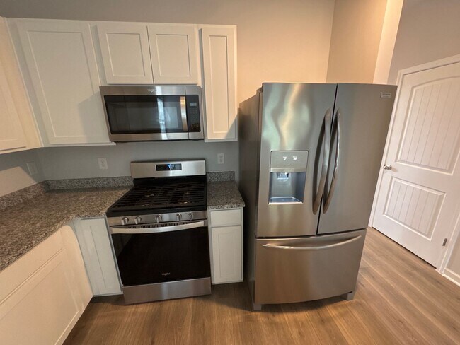 Building Photo - Beautiful 3BR/2.5BA Townhome in a Prime Lo...