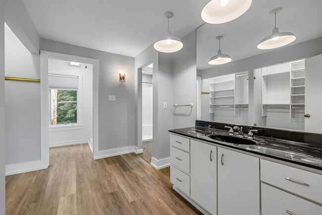 Building Photo - *Beautifully Updated & Spacious 4BD/2.5BA Single Family Home Available in South Side Slopes*
