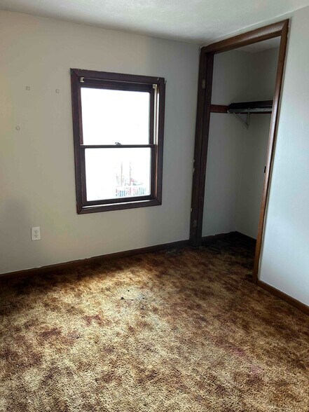 Building Photo - 515 Utica St