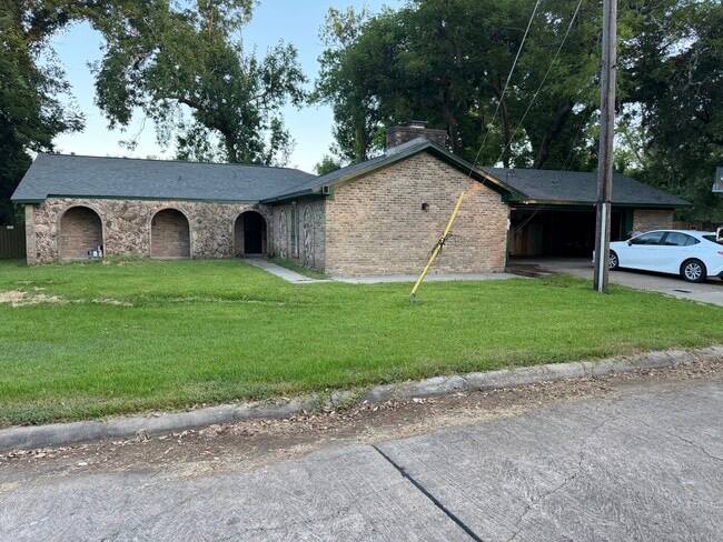 Building Photo - 137 Old Angleton Rd