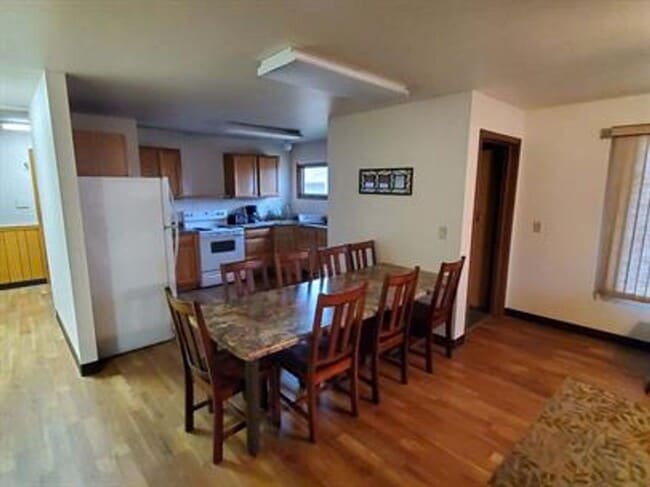 Building Photo - 7 Bed 2.5 Bath House for Rent