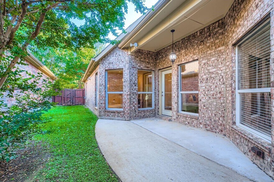 Building Photo - 9440 Park Garden Dr