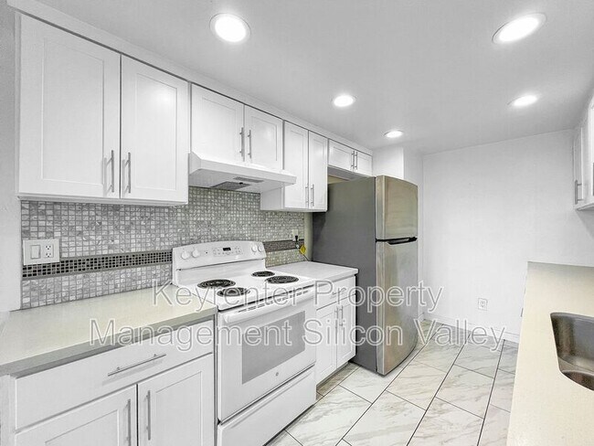 Building Photo - 547 Groth Pl