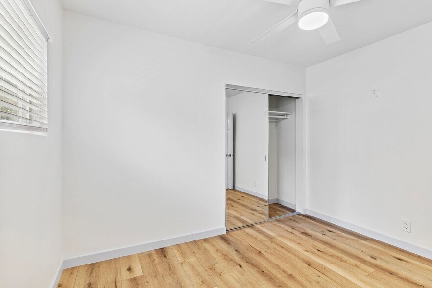 Building Photo - 1078 E 7th St