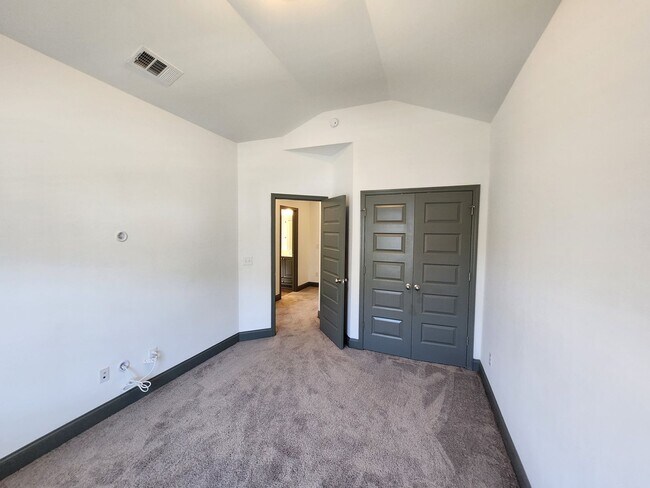 Building Photo - 5814 Whispering Pnes Wy