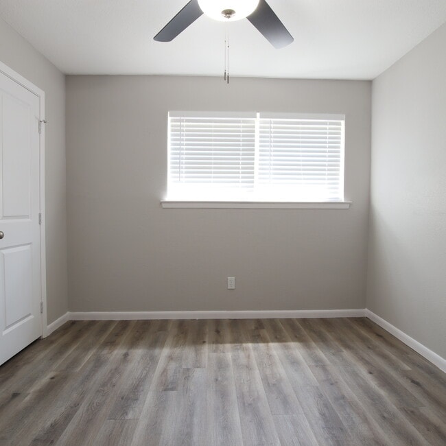 Building Photo - 3629 Venice Dr