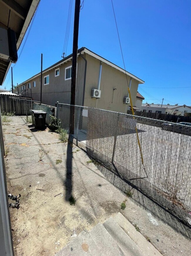 Building Photo - 1616 Cherry Ln