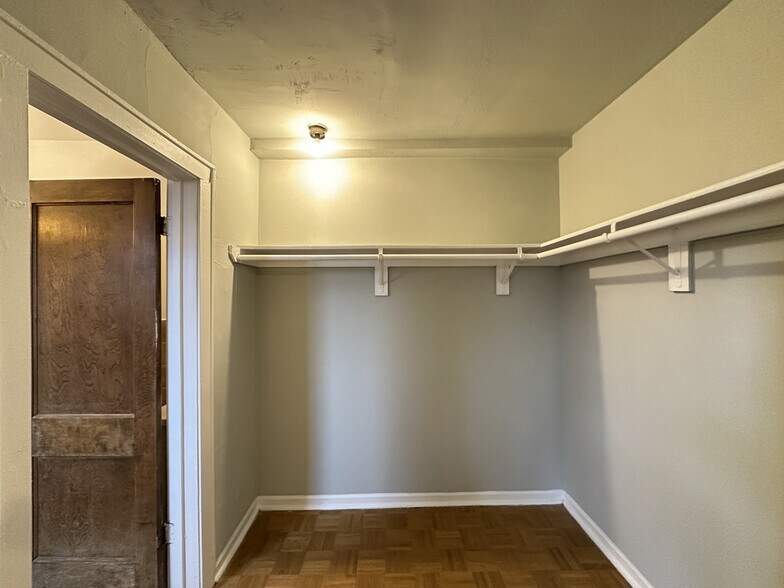 Building Photo - 744 W Belmont Ave