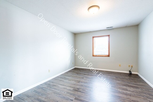 Building Photo - 1420/1422 Flagstone